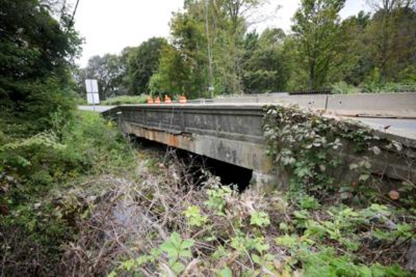 image of the Lee Bridge.